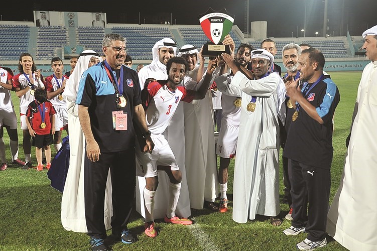 فهد الغانم شارك الابطال فرحتهم بالتتويج احمد علي 