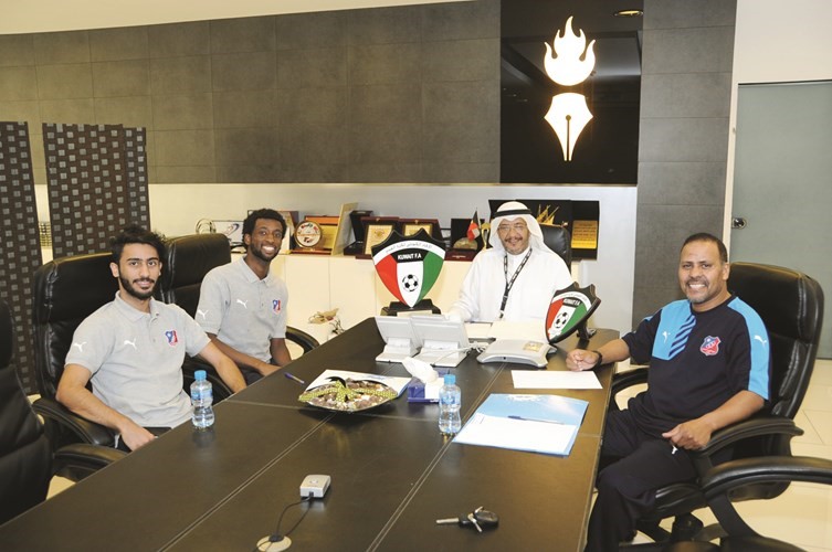 ابطال الدوري والكاس في ديوانية الانباء مع الزميل مبارك الخالدي هاني الشمري 