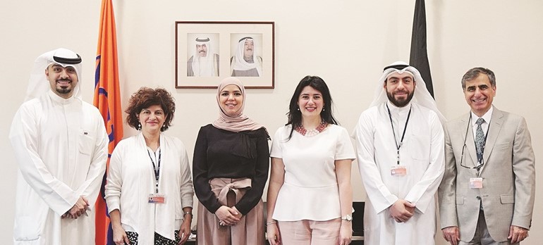 ممثلو الوطني خلال تقديم رعاية البنك لـ الاسترالية 