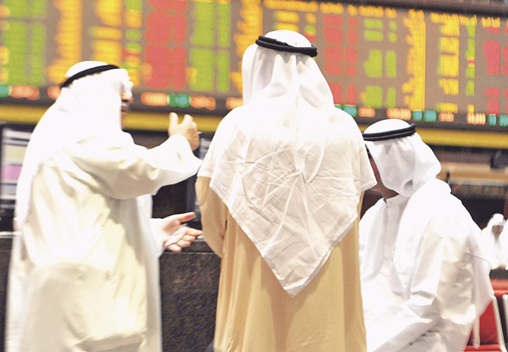 ازمة النفط اخذة في التاثير السلبي على البورصة وفي الصورة متداولون في البورصة﻿