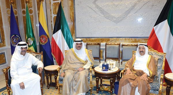 صاحب السمو الامير الشيخ صباح الاحمد مستقبلا الشيخ سلمان الحمود والفنان عبدالحسين عبدالرضا