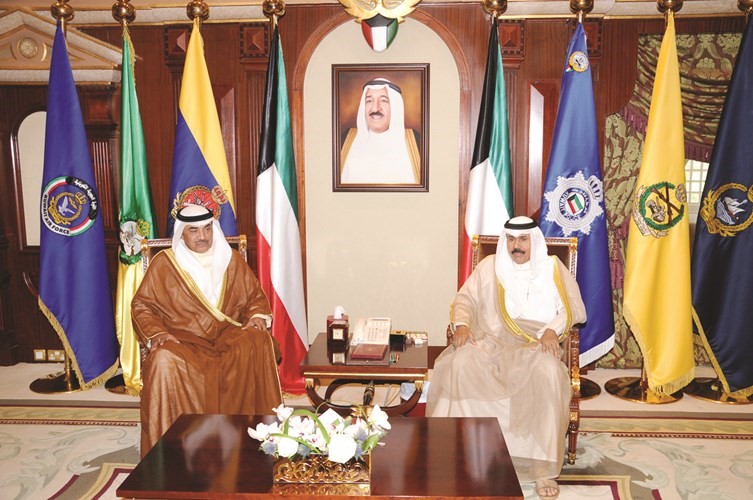 سمو ولي العهد الشيخ نواف الاحمد خلال استقباله الشيخ صباح الخالد
