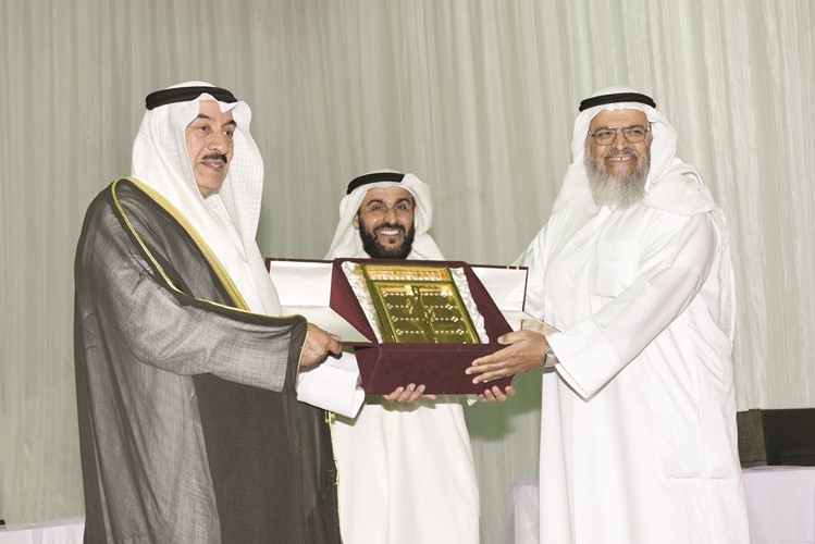 الفريق م فهد الامير مكرما احد الحضور