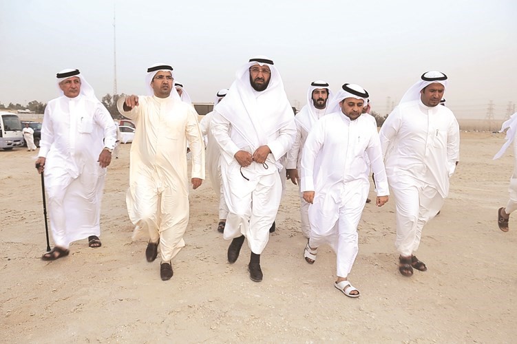 دعلي العمير وسيف العازمي خلال الجولة احمد علي