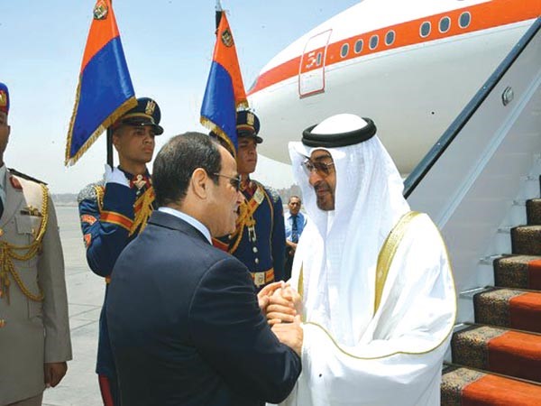 الرئيس المصري عبدالفتاح السيسي مستقبلا صاحب السمو الشيخ محمد بن زايد ال نهيان ولي عهد ابوظبي نائب القائد الاعلى للقوات المسلحة في القاهرة امس