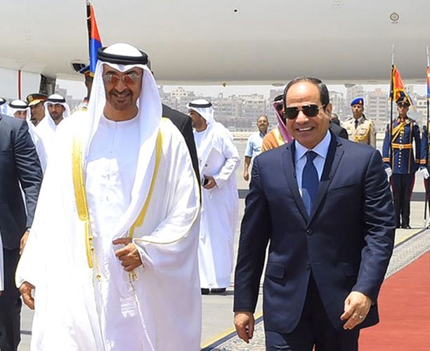 الرئيس المصري عبد الفتاح السيسي مستقبلا صاحب السمو الشيخ محمد بن زايد ال نهيان ولي عهد ابوظبي نائب القائد الاعلى للقوات المسلحة في القاهرة امس