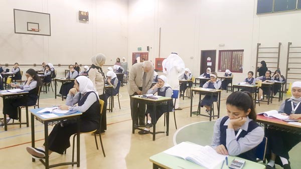 وزير التربية دبدر العيسى لدى تفقده احدى لجان امتحانات الثانوية امس