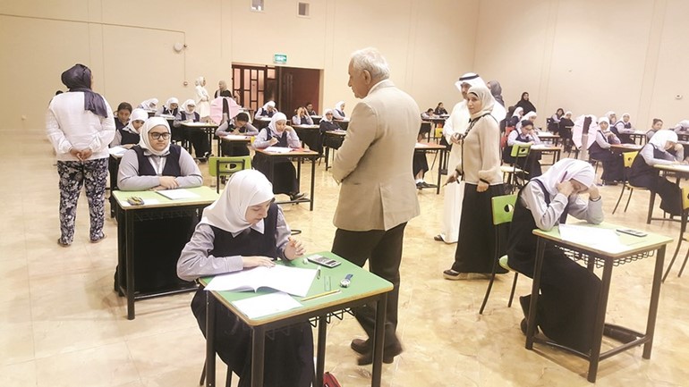 العيسى داخل احدى لجان الاختبارات﻿