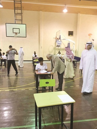 دالعيسى متحدثا الى احد الطلبة﻿