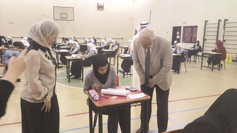 دبدر العيسى يتابع احدى الطالبات خلال الاختبار﻿