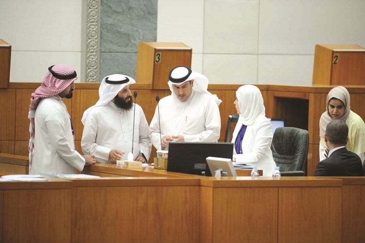 محمد الهدية وسعود الحريجي على منصة المقرر خلال مناقشة قانون البلدية﻿