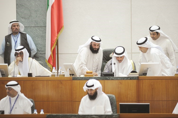 رئيس مجلس الامة مرزوق الغانم ونائبه مبارك الخرينج وسعود الحريجي ود عبدالله الطريجي ويعقوب الصانع على المنصة	هاني الشمري﻿