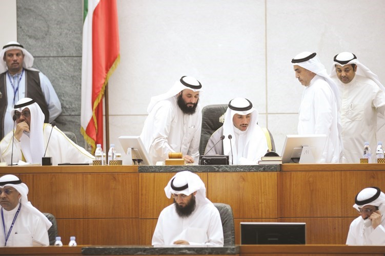 رئيس مجلس الامة مرزوق الغانم مترئسا الجلسة ويبدو الوزير يعقوب الصانع والنائبان د عبدالله الطريجي وسعود الحريجيهاني الشمري﻿