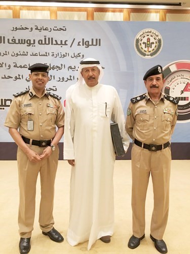 اللواء المهنا والعميد الحشاش يتوسطان اللواء م حمد السريع﻿