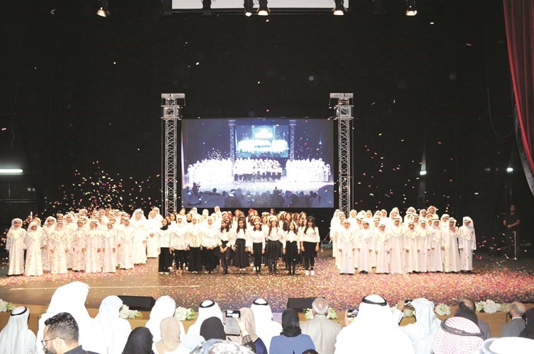 الطلبة والطالبات المكرمون في لقطة جماعية	 ريليش كومار﻿