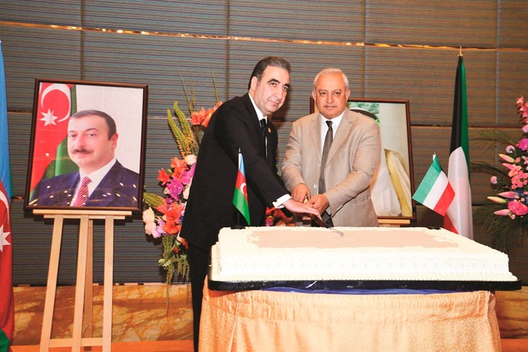 دبدر العيسى مشاركا السفير الخان قهرمان قطع كيكة الاحتفال	 شانافاس قاسم﻿