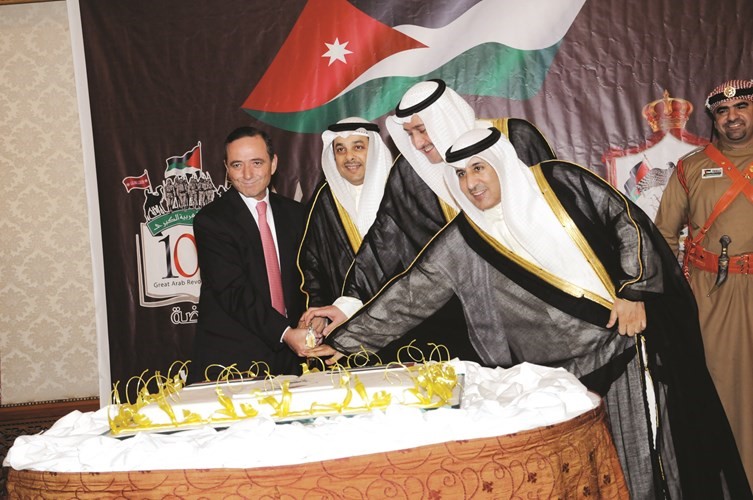 يعقوب الصانع والشيخ فيصل الحمود والسفير عزيز الديحاني يشاركون السفير الاردني قطع كيكة الاحتفال﻿