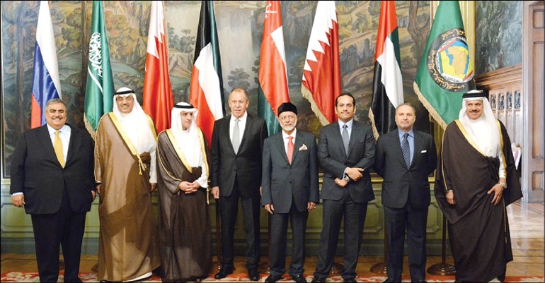 وزراء خارجية مجلس التعاون الخليجي مع نظيرهم الروسي في لقطة تذكارية على هامش الاجتماع المشترك في موسكو