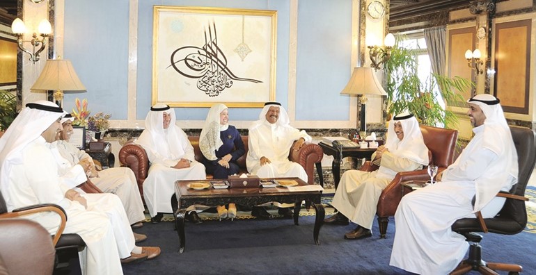 سمو رئيس الوزراء الشيخ جابر المبارك مستقبلا رئيس واعضاء لجنة المناقصات المركزية﻿