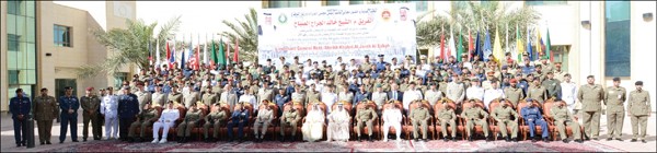 الشيخ خالد الجراح والشيخ دمحمد الصباح والفريق الركن محمد الخضر والفريق الركن عبدالله النواف مع الخريجين