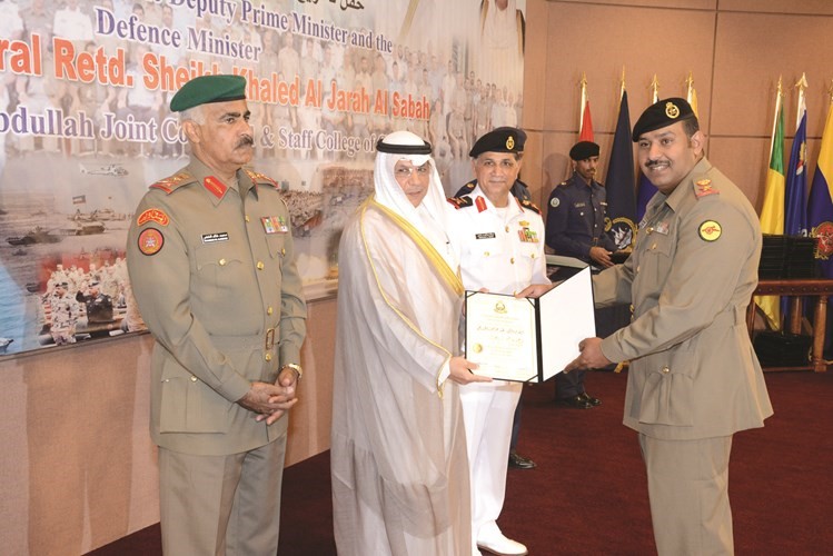 الشيخ خالد الجراح مكرما احد الخريجين﻿