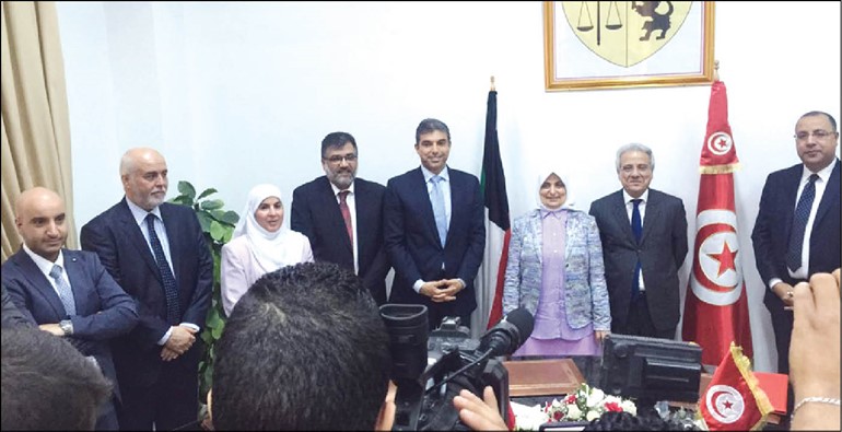 هند الصبيح ومحمود بن رمضان وعدد من الحضور خلال توقيع الاتفاقية