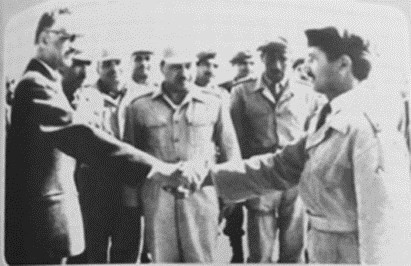 مصافحا الرئيس المصري الراحل جمال عبدالناصر في الاسماعيلية ١٩٦٧﻿