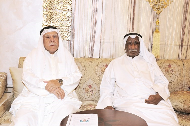 ابراهيم المعتوق مع الزميل منصور الهاجري خلال اللقاء﻿