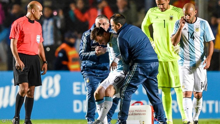 ميسي خلال تلقي العلاج بمباراة هندوراس
