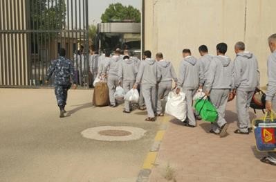 السجناء الايرانيون لدى خروجهم من السجن المركزي﻿