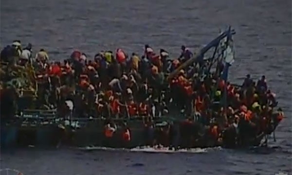 بالفيديو.. شاهد لحظة انقلابهم في البحر
