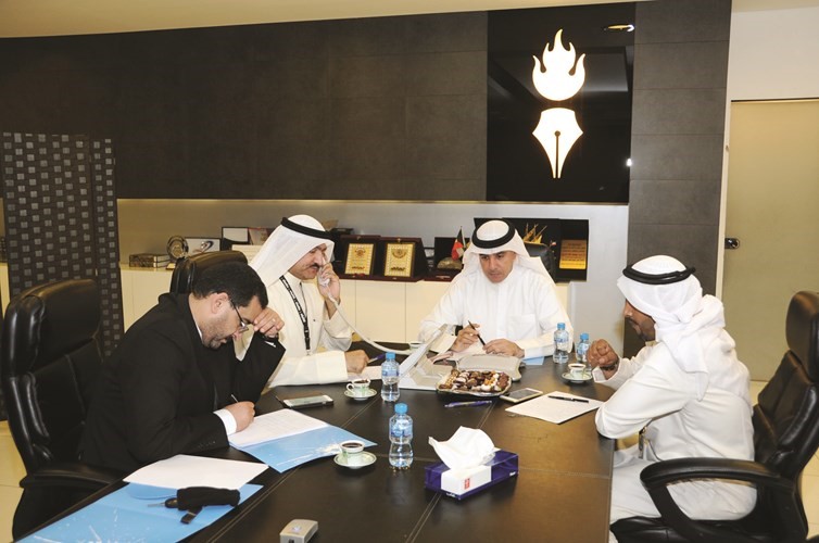 النائب ماضي الهاجري وسكرتير تحرير الشؤون البرلمانية الزميل حسين الرمضان والزميلان ماضي الهاجري وسامح عبدالحفيظ