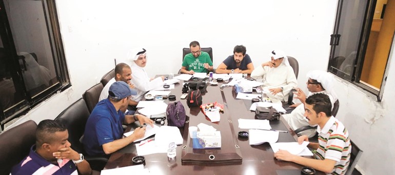 فريق المسرحية اثناء بروفات الطاولة﻿