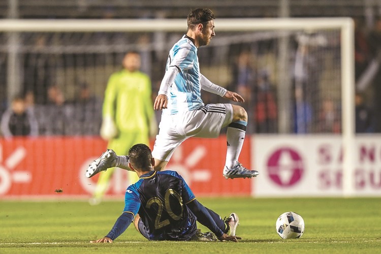 ميسي ومرور رائع من المدافع الهندوراسي افپ