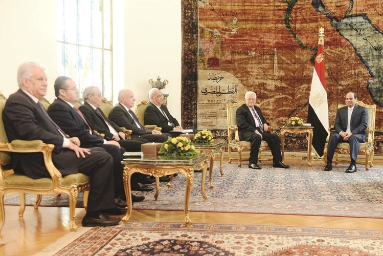 الرئيس المصري عبدالفتاح السيسي مستقبلا الرئيس الفلسطيني محمود عباس في القاهرة امس رويترز