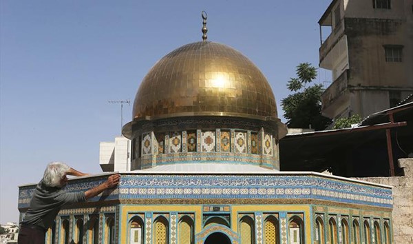 قبة الصخرة على سطح مبنى بالعاصمة الأردنية