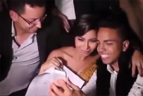 بالفيديو.. شاب مغربي بالغ في تقبيل شيرين عبدالوهاب ما وضعها في موقف محرج أمام الجميع 