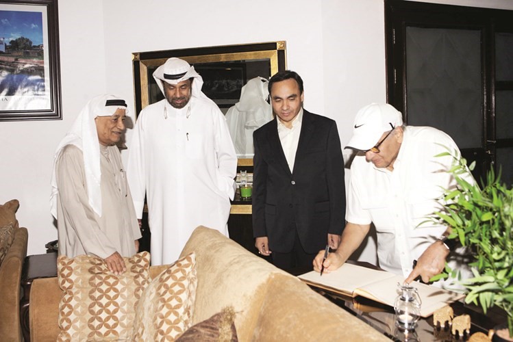 السفير عيسى العيسى يدون كلمة في سجل المناسبة﻿