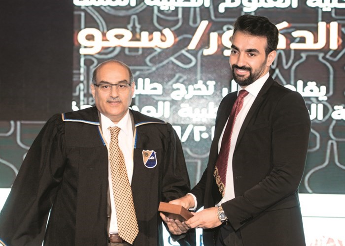تكريم احد المشاركين ﻿