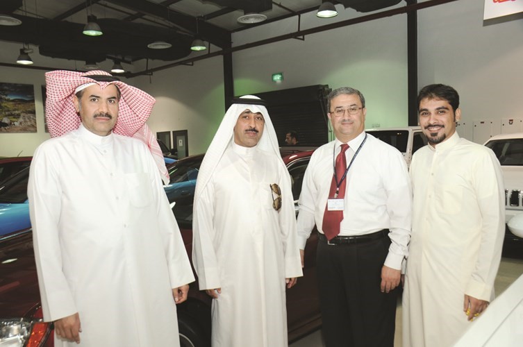 احمد حمدان مع عدد من زوار المعرض﻿