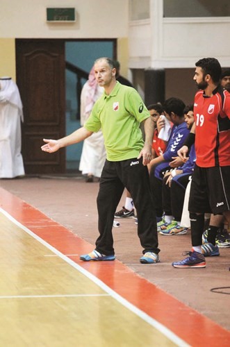 المدرب دوشان يوجه لاعبيه امام برقان في مرحلة الدمج