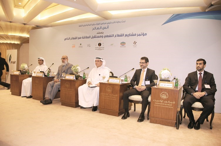 محمد العبدالجليل وهاشم الرفاعي وعبدالمجيد الشطي ومحمد حسين وخالد العجيل خلال الجلسة الاولى من المؤتمر امس	محمد هاشم ﻿