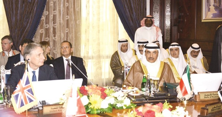 الشيخ صباح الخالد ونظيره البريطاني فيليب هاموند خلال الاجتماع﻿