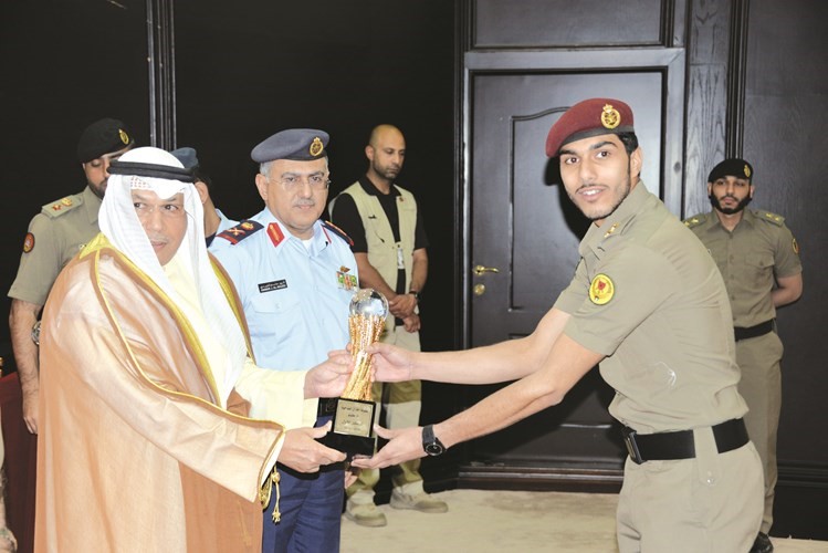 الجراح مكرما احد المشاركين﻿