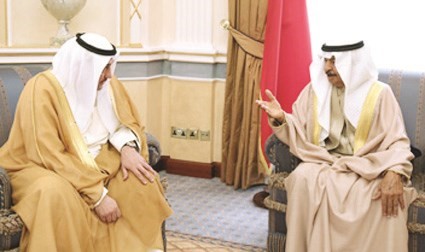 الامير خليفة بن سلمان خلال استقباله الشيخ فيصل الحمود﻿