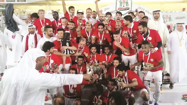 فرحة لاعبي الجزيرة بعد الحصول على الكاس 