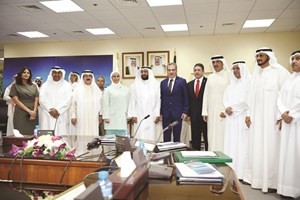 دعلي العمير وم عواطف الغنيم وسيزاي باكاسج ومرزوق الخرافي والسفير التركي مراد تامير وعدد من الحضور خلال توقيع العقد