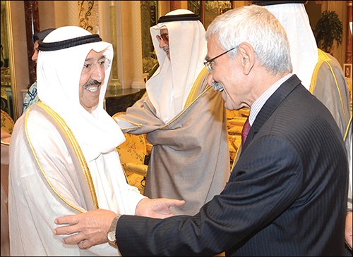صاحب السمو الامير مصافحا د عدنان شهاب الدين