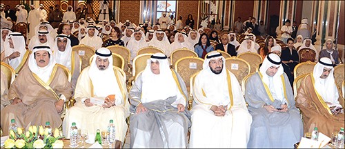الشيخ خالد الجراح متوسطا الشيخ د محمد الصباح ود علي العمير والشيخ د سالم الجابر وياسر ابل ود يوسف العلي