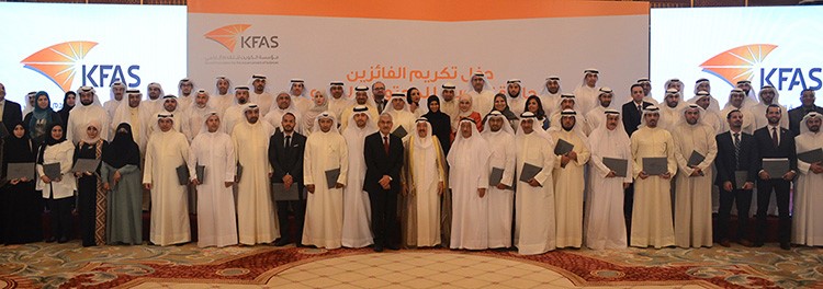 الامير متوسطا عدنان شهاب الدين والفائزين بجائزة الكويت للمحتوى الالكتروني